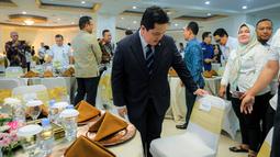 Menteri Pemuda dan Olahraga Republik Indonesia (Menpora RI) periode 2025-2029, Erick Thohir saat menghadiri acara serah terima jabatan yang berlangsung di Auditorium Wisma Kemenpora, Senayan, Kamis (18/09/2025). (Bola.com/Bagaskara Lazuardi)