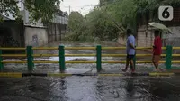 Banjir dengan ketinggian 20 - 90 cm yang melanda kawasan tersebut akibat meluapnya Kali Mampang usai hujan dengan intensitas tinggi mengguyur Jakarta.(Liputan6.com/Herman Zakharia)