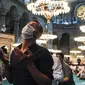 Umat Muslim, mengenakan masker sebagai pencegahan penyebaran COVID-19, berkumpul untuk salat Idul Adha di dalam era Bizantium Hagia Sophia, yang baru-baru ini dikonversi kembali ke masjid, di distrik bersejarah Sultanahmet Istanbul, Turki pada 31 Juli 2020. (Pool via AP)