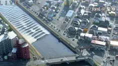 Sebuah gelombang pasang terlihat di Sungai Sunaoshi setelah peringatan tsunami dikeluarkan menyusul gempa bumi di Tagajo, Prefektur Miyagi, Jepang, Selasa (22/11). Gempa bumi berkekuatan 7,3 skala richter (SR) melanda Jepang bagian utara (REUTERS)