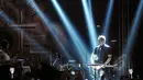 Penggagas Owl City, Adam Young dan kawan-kawan menutup penampilannya dengan "Good Time" dalam konser bertajuk 'Owl City Indonesian Tour 2015', di Rolling Stone Cafe, Jakarta, Senin (11/5/2015). (Liputan6.com/Panji Diksana) 