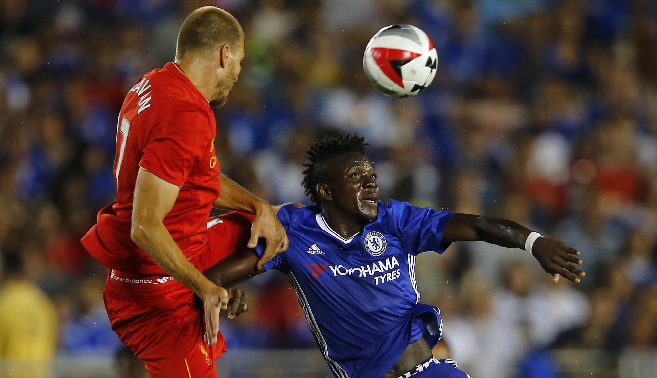 Pemain Liverpool, Ragnar Klavan (kiri) berduel dengan pemain Chelsea, Bertrand Traore (Kanan) pada laga pra musim International Champions Cup di Rose Bowl, Pasadena, California, (28/7/2016) pagi WIB. (Reuters/Mike Blake)