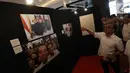 Mensesneg Pratikno melihat pameran foto Membangun Indonesia di Mall Neo Soho, Jakarta, Minggu (10/11/2019). Pameran menampilkan foto-foto jurnalistik mengenai pembangunan Indonesia yang dikerjakan Jokowi-JK selama 5 tahun bekerja dan akan berlangsung hingga 17/11. (Liputan6.com/Angga Yuniar)