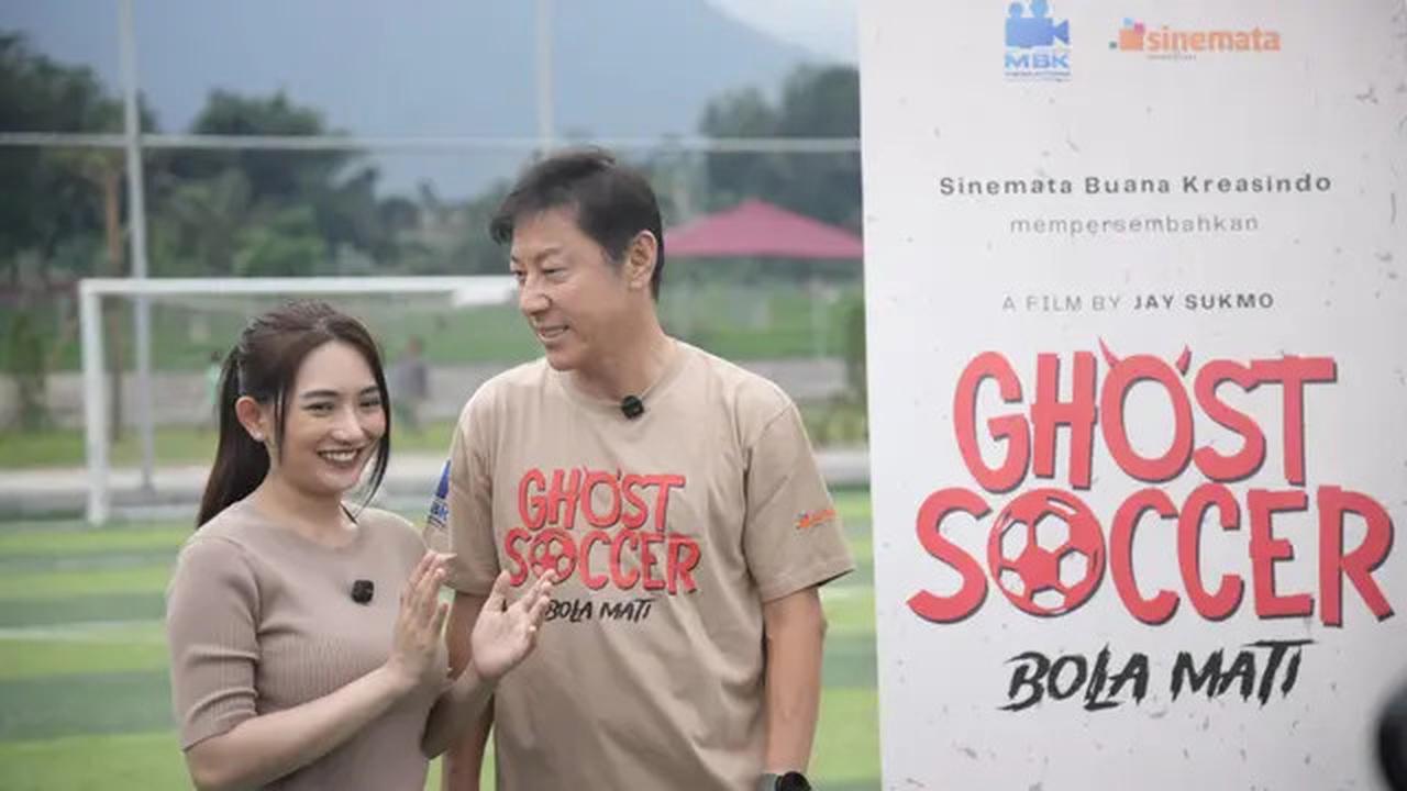 Belum Terima Latih Timnas Negara Lain, Shin Tae-yong Muncul di Film Ghost Soccer: Bola Mati