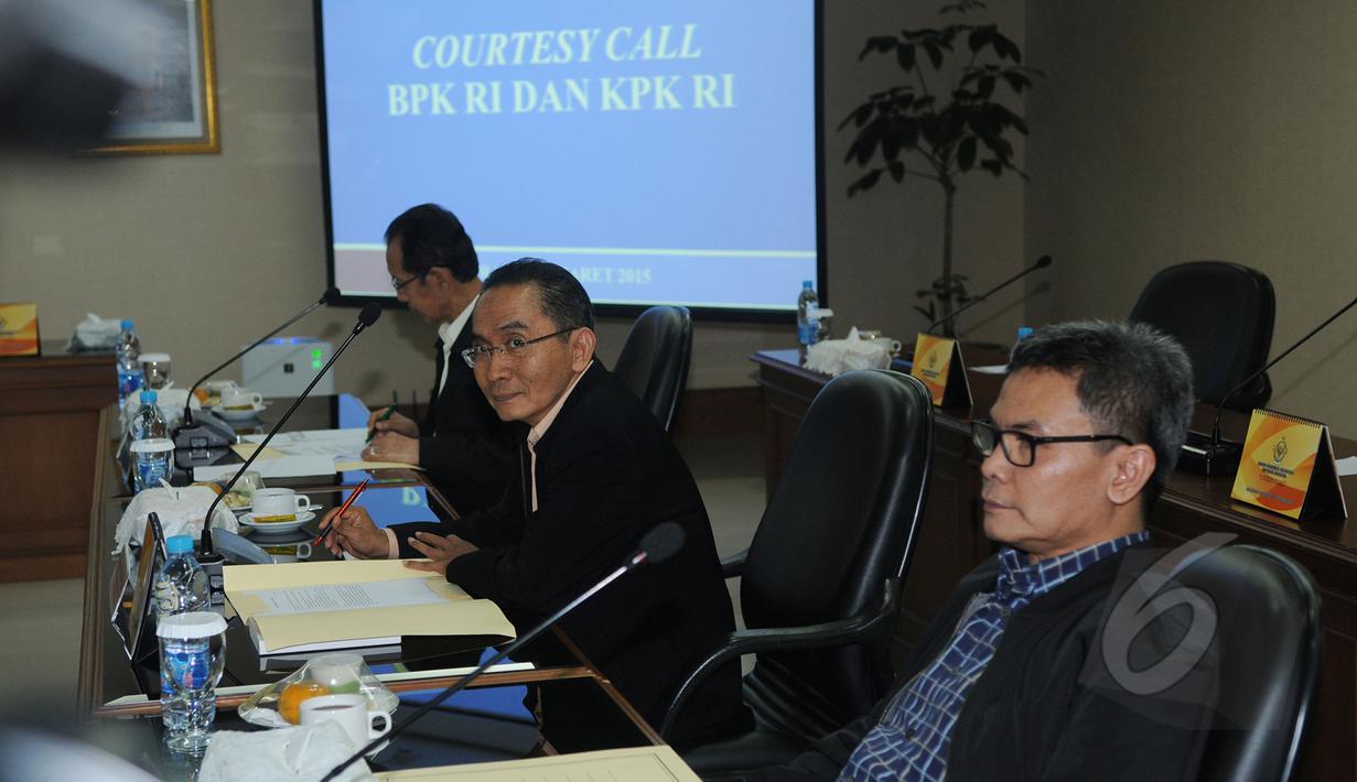 Wakil Ketua KPK Adnan Pandu Praja saat menghadiri pertemuan dengan Pimpinan BPK di Gedung BPK, Jakarta, Rabu (11/3/2015). Pertemuan antara dua pimpinan lembaga tinggi negara ini berlangsung tertutup. (Liputan6.com/Helmi Fithriansyah)