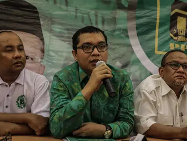 Wakil Sekjen DPP PPP Bidang Organisasi, Keanggotaan dan Kaderisasi Achmad Baidowi  (kedua kiri) memberikan keterangan saat konferensi pers terkait pendudukan gedung kantor DPP PPP di Jalan Diponegoro, Jakarta, Selasa (12/12). (Liputan6.com/Faizal Fanani)