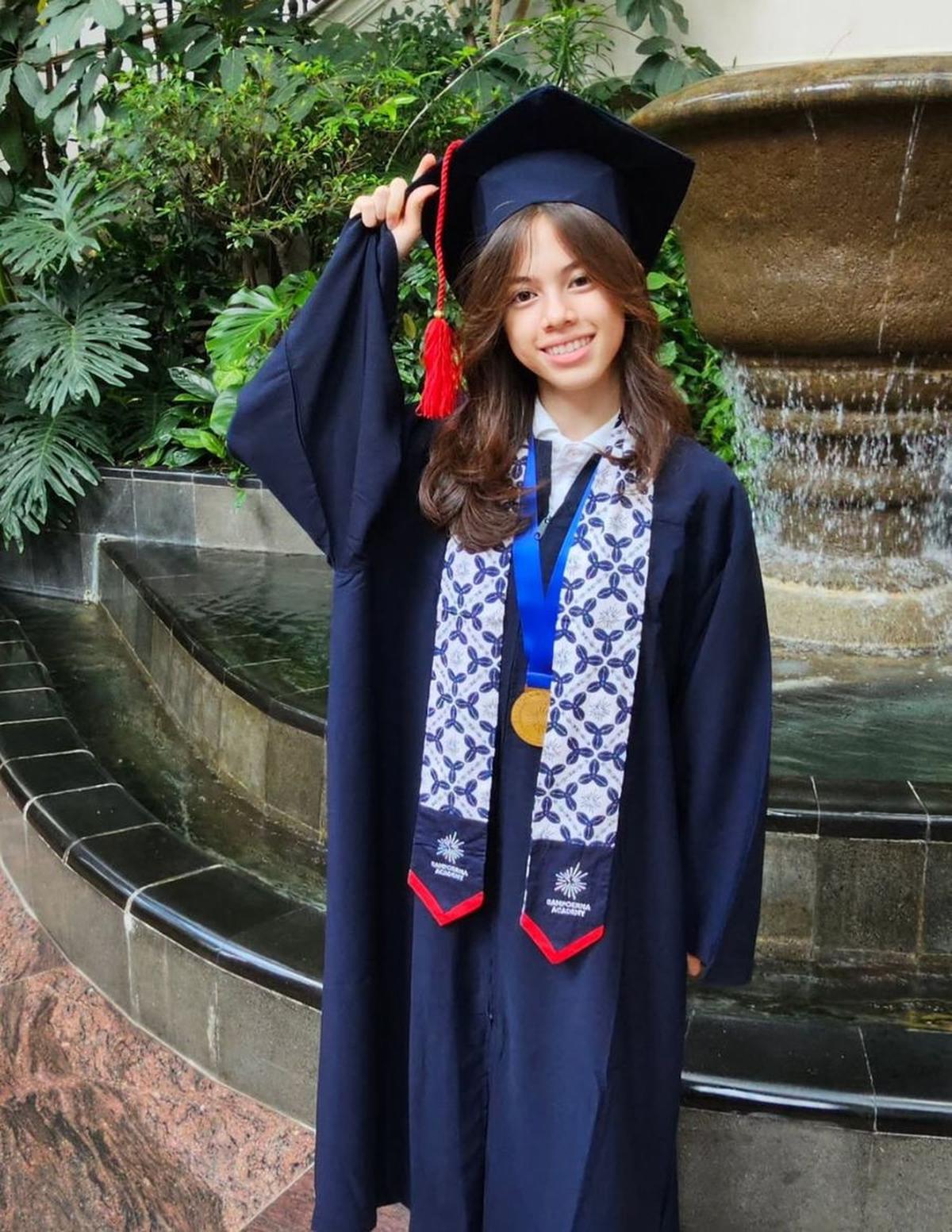 Potret Bahagia London Abigail Wisuda SMP, Wulan Guritno dan Mantan Suami Kompak Dampingi Sang Putri