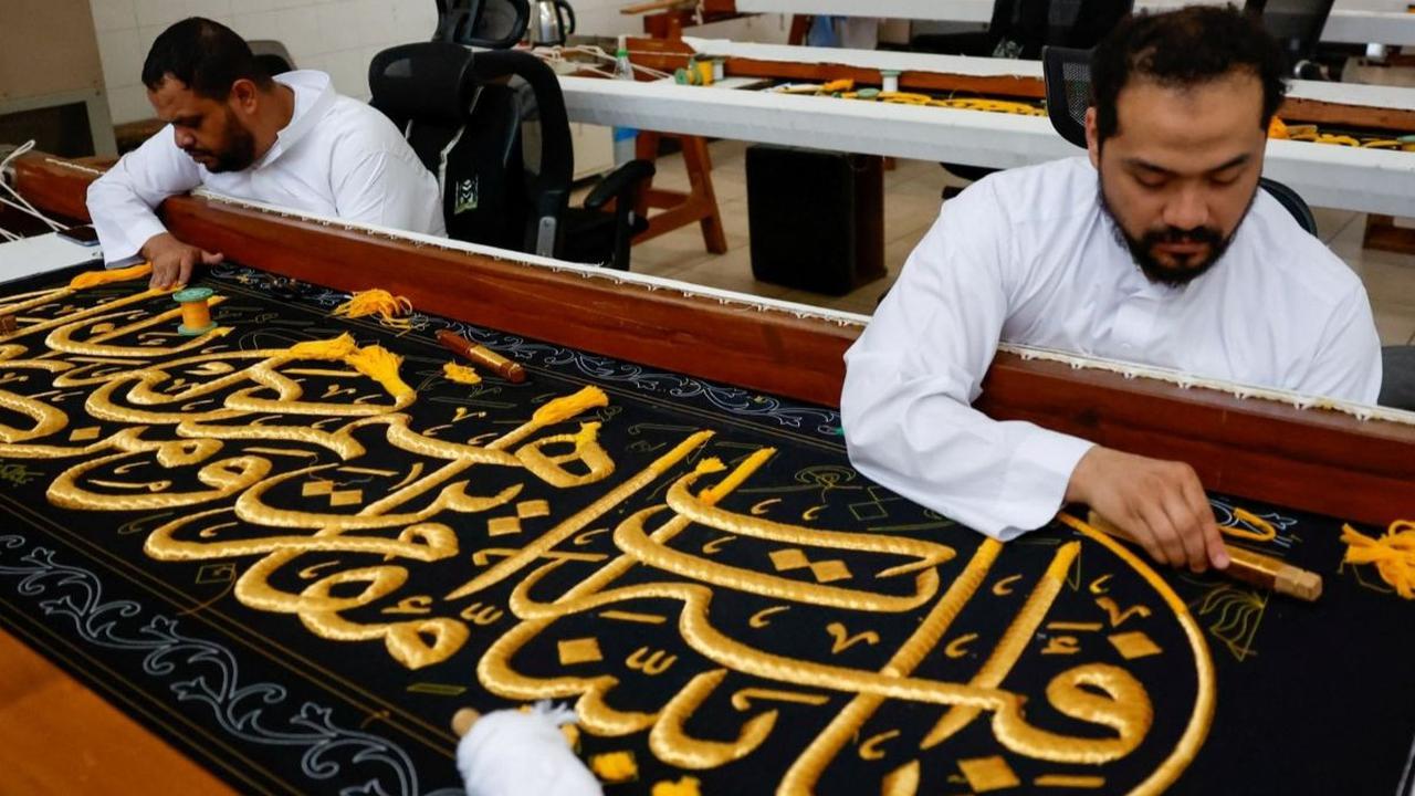 Setiap tahun, tepatnya menjelang perayaan puncak ibadah haji di Tanah Suci, pemerintah Arab Saudi di Makkah menyiapkan kain kiswah baru untuk menutup Ka'bah. Foto: REUTERS / Mohammed Torokman<br>