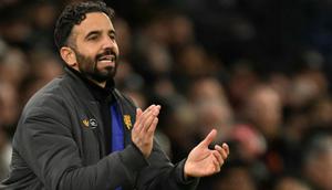 Pelatih kepala Manchester United asal Portugal, Ruben Amorim, memberi isyarat selama pertandingan Premier League Inggris antara Manchester United dan Brighton and Hove Albion di Old Trafford, Manchester, Inggris barat laut, pada 25 Oktober 2025. (Oli SCARFF/AFP)