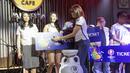 Brand Manager Carlsberg Indonesia, Nouvera Aprileni, menyerahkan simbolisasi tiket kepada delapan pemenang di Hard Rock Cafe Jakarta. (Bola.com/Vitalis Yogi Trisna) 