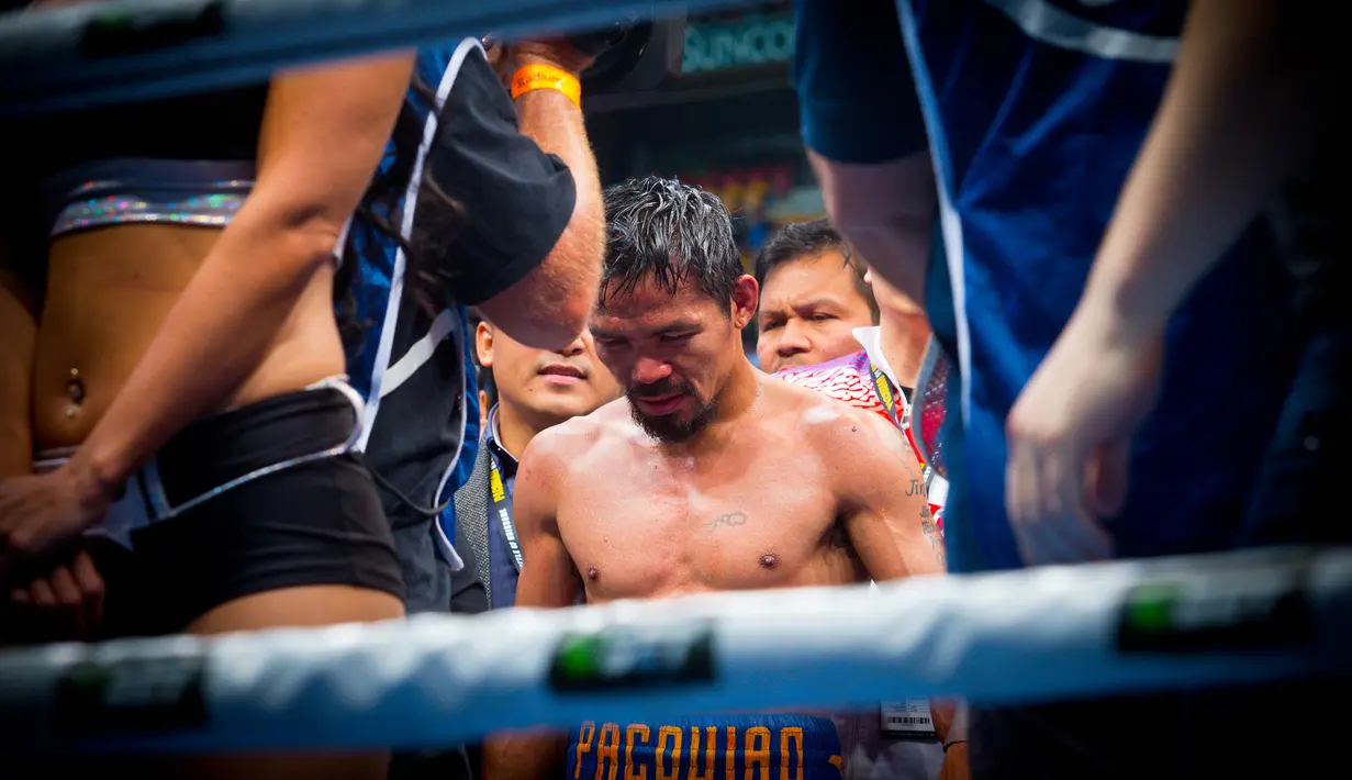 Petinju Filipina, Manny Pacquiao bereaksi usai dikalahkan petinju Australia, Jeff Horn pada perebutan sabuk juara kelas welter versi WBO di Stadion Suncorp, Minggu (2/7). Horn yang tak diunggulkan justru mampu mengalahkan Pacquiao. (PATRICK HAMILTON/AFP)