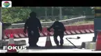 Dengan mengenakan baju khusus Tim Gegana Polda Jawa Timur meletakkan benda mencurigakan untuk diledakkan tak jauh dari lokasi penemuan di Gardu 7 pintu masuk Tol Sidoarjo.