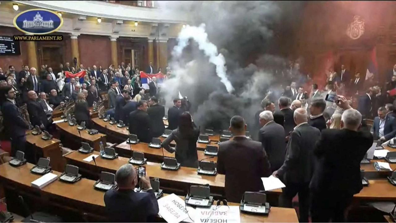 Kericuhan di sidang parlemen Serbia