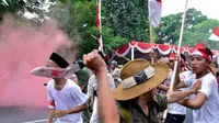 Parade Juang Surabaya diikuti ribuan peserta menampilkan sejumlah teatrikal perjuangan para pahlawan. (Dian Kurniawan/Liputan6.com)