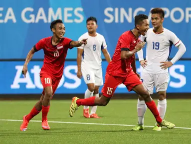 Ekspresi pemain Singapura, Sheikh Abdul Hadi Othman, setelah mencetak gol ke gawang Filipina dalam babak penyisihan Grup A SEA Games 2015 di Stadion Jalan Besar, Singapura. Senin (1/6). (Bola.com/Arief Bagus)