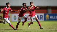 Pemain Timnas Indonesia U-16, Muhammad Riski Afrisal (kanan) melakukan selebrasi usai mencetak gol penyeimbang 1-1 ke gawang Myanmar U-16 yang berbuah gol penyeimbang 1-1 dalam laga semifinal Piala AFF U-16 2022 antara Indonesia U-16 melawan Myanmar U-16 di Stadion Maguwoharjo, Sleman, Rabu (10/8/2022) malam WIB. (Bola.com/Bagaskara Lazuardi)
