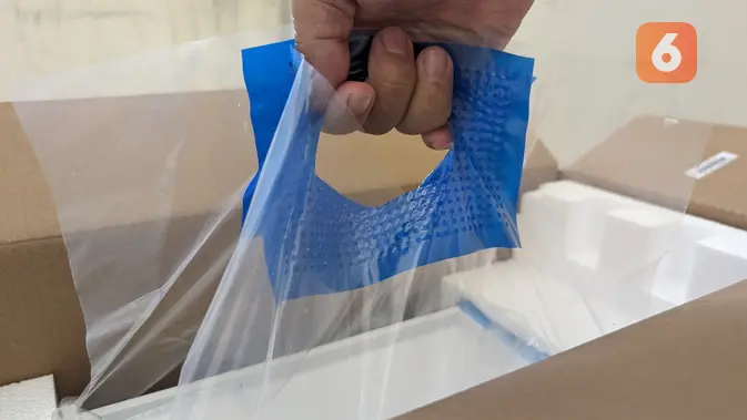<p>Printer dapat dikeluarkan dengan sangat mudah berkah kantong plastik dengan pegangan nan sudah disediakan oleh HP. (Liputan6.com/ Yuslianson)</p>