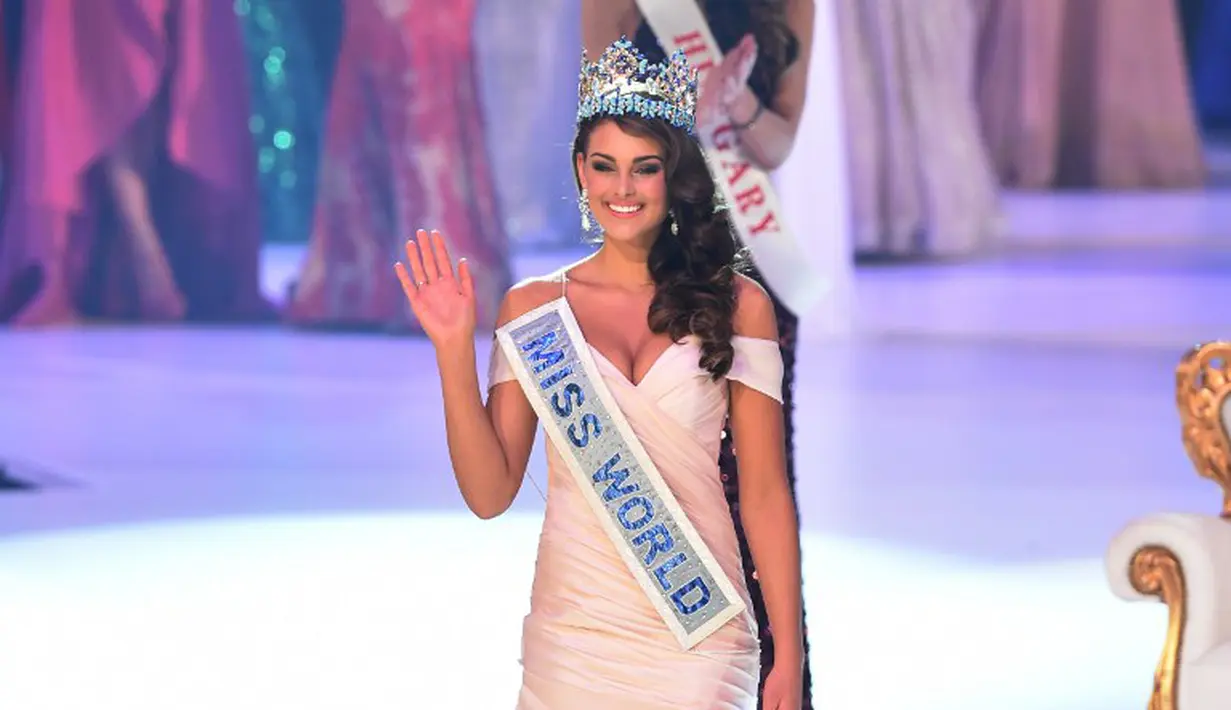 Miss Afrika Selatan dan Miss World 2014, Rolene Strauss saat melambaikan tangannya, London, Minggu (14/12/2014). (AFP PHOTO/Leon Neal)