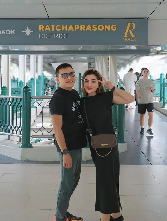 Tas yang sama dikenakan Ashanty saat kenakan cotton long dress dan sneakers hitam [@ashanty_ash]