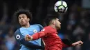 Gelandang Manchester City, Leroy Sane, duel udara dengan gelandang Liverpool, Emre Can. Laga dua penghuni empat besar Premier League ini  berlangsung menarik, penguasaan bola kedua klub relatif berjalan seimbang. (AFP/Oli Scarff)