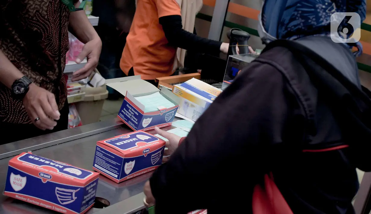 Warga membeli masker di Jak Mart milik PD Pasar Jaya di  Pasar Pramuka, Jakarta Timur, Jumat (6/3/2020). Masker dijual seharga Rp 125.000 perbox dengan syarat satu orang wajib menunjukan KTP dan dibatasi hanya mendapatkan satu box. (Liputan6.com/Faizal Fanani)