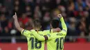 Striker Barcelona, Lionel Messi, melakukan selebrasi bersama Jordi Alba usai mencetak gol ke gawang Girona pada laga La Liga di Stadion Montilivi, Minggu (27/1). Barcelona menang 2-0 atas Girona. (AP/Manu Fernandez)
