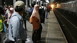 Penumpang tampak menunggu KRL commuter line Jakarta Kota-Bogor di Stasiun Pasar Minggu, Jakarta, Selasa (24/11). Pohon tumbang di perlintasan KRL antara Citayam dan Bojonggede, membuat perjalanan kereta terganggu. (Liputan6.com/Immanuel Antonius)