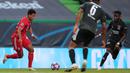 Gelandang Bayern Munchen, Serge Gnabry, berusaha melewati pemain Olympique Lyon pada semifinal Liga Champions 2019/2020 di Estadio Jose Alvalade, Kamis (20/8/2020) dini hari WIB. Bayern Munchen menang 3-0 atas Lyon. (AFP/Miguel A. Lopes/pool)