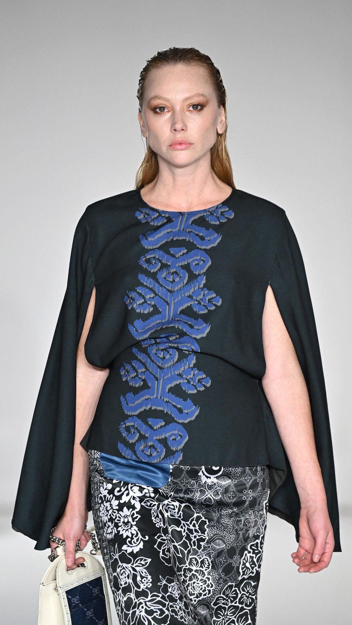 "Ini adalah ajang untuk fashion hice, marketing, dan dare sales. Jadi, ini adalah New York Fashion Week industri dan kalau dilihat dari schedule-nya, kita bareng-bareng (tampil) dengan fashion house besar," katanya dikutip ANTARA.