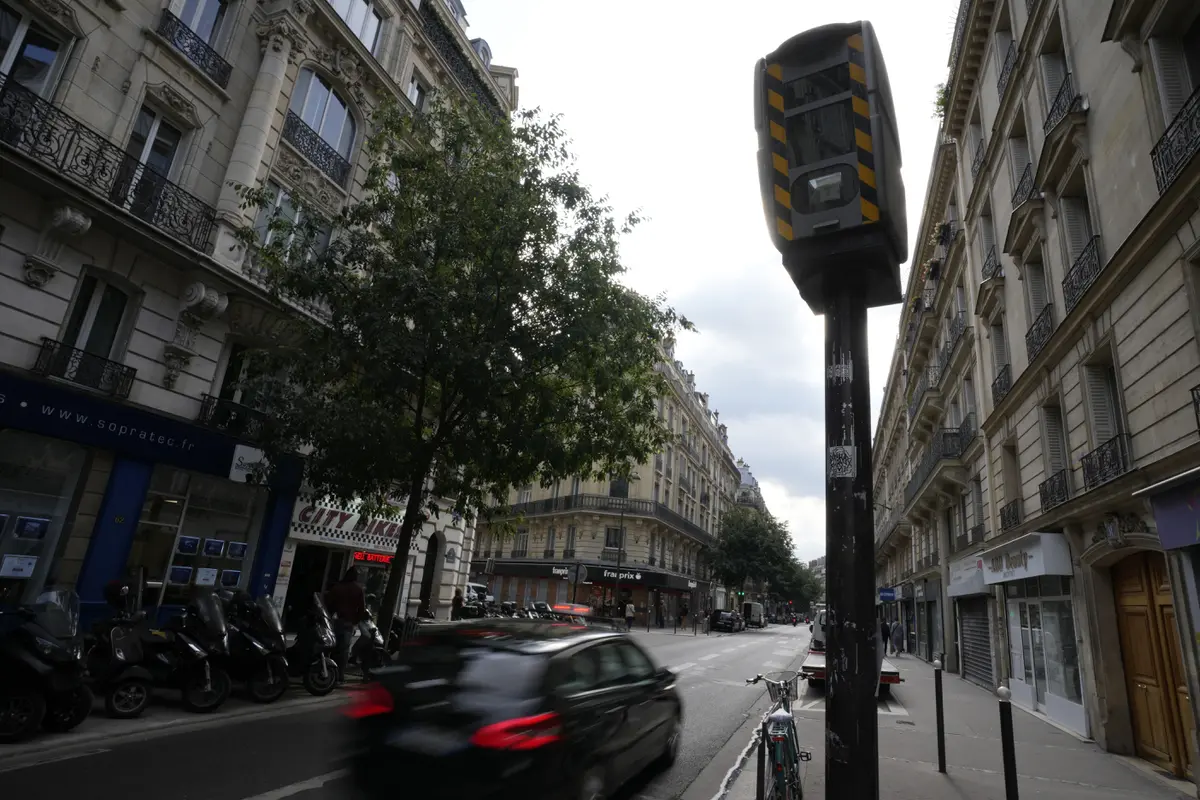 Kota Paris Pasang Kamera Kecepatan di Jalan