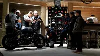 Rombongan builder Indonesia yang merupakan pemenang Suryanation Motorland 2018 mengunjungi workshop Ironwood Motorcycle yang berada di Almere, Belanda. (Suryanation)