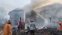 Detik-detik Kebakaran Hebat Melanda Rumah Makan di Sukabumi, 1 Mobil Ikut Hangus