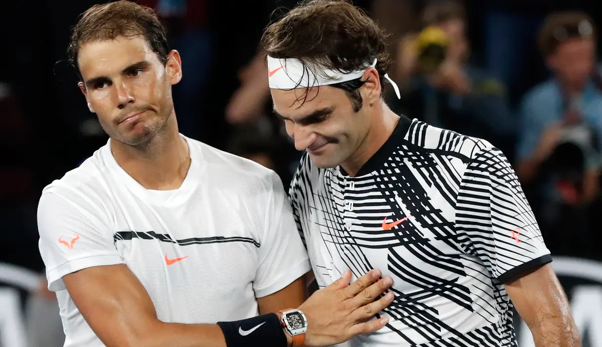 Reaksi petenis asal Spanyol, Rafael Nadal (kiri) setelah dikalahkan sang rival, Roger Federer asal Swiss pada final tunggal putra Australia Terbuka 2017 di Melbourne, Minggu (29/1). Federer menang 6-4 3-6 6-1 3-6 6-3 atas Nadal. (AP Photo/Dita Alangkara)