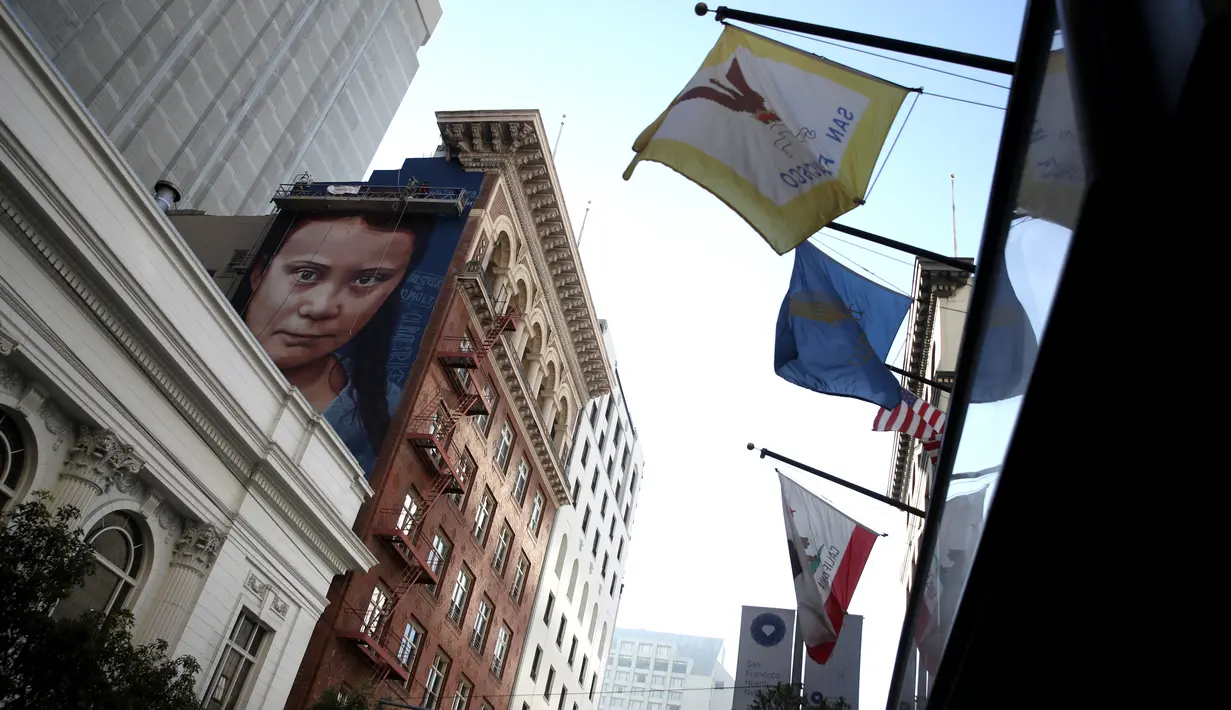 Mural aktivis perubahan iklim Greta Thunberg di sebuah gedung pusat Kota San Francisco, California, 11 November 2019. Kehadiran mural yang menunjukkan wajah Thunberg sedang menatap itu diharapkan dapat mengingatkan setiap orang tentang bahaya perubahan iklim. (Justin Sullivan/Getty Images/AFP)