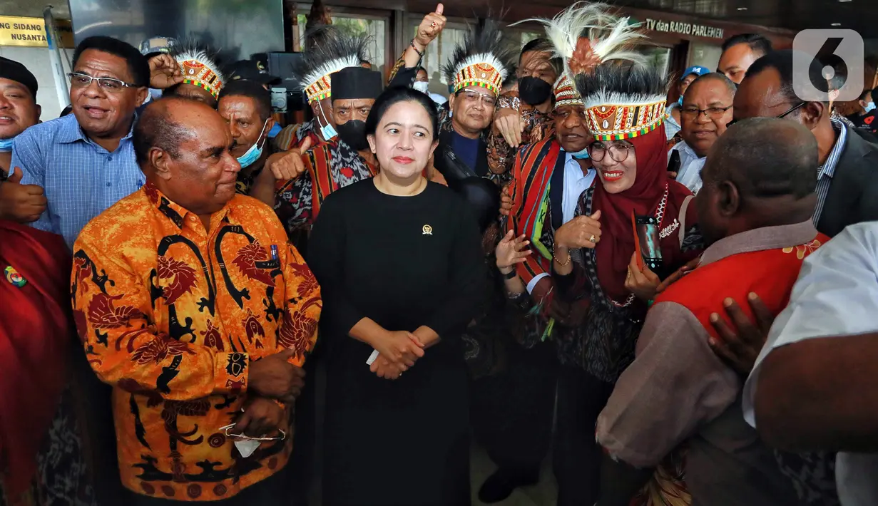 Ketua DPR Puan Maharani (tengah) menyampaikan keterangan usai Rapat Paripurna ke-10 masa persidangan II tahun 2022-2023 di Kompleks Parlemen, Senayan, Jakarta, Selasa, (17/11). Rapat Paripurna DPR RI mengesahkan pembentukan provinsi Papua Barat Daya. (Liputan6.com/Angga Yuniar)