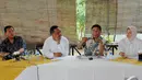 Wakil ketua DPD Farouk Muhammad (ketiga kiri), Ketua Komite I Ahmad Muqowam (kiri), Wakil Ketua Komite I Beni Ramdani (kedua kiri), Anggota  PPUU Nurmawati Dewi Bantilan menggelar konferensi Pers di Pulau Dua, Senayan, Jakarta, Minggu (22/11/2014). (Liput