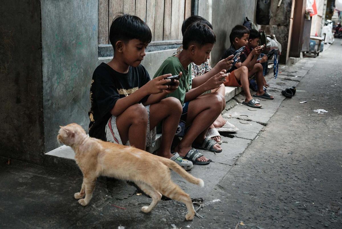 FOTO: Aturan Baru Batasi Akses Digital Anak Mulai Berlaku