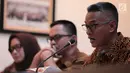 Komisioner KPU Wahyu Setiawan (kanan) memberi keterangan kepada wartawan di KPU, Jakarta, Senin (02/10). Pembukaan pendaftaraan tersebut terhitung mulai hari selasa (3/10) hingga Senin (16/10). (Liputan6.com/Faizal Fanani)