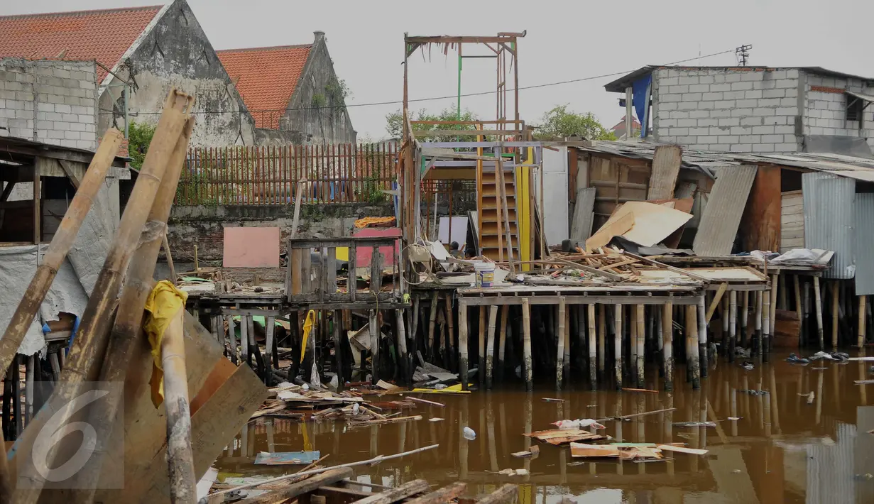 Suasana bangunan yang berantakan dan rusak di kawasan Pasar Ikan Luar Batang, Penjaringan, Jakarta Utara, Minggu (10/4). Warga nantinya direlokasi ke beberapa rusun di Ibu Kota, misalnya ke Rusun Rawa Bebek dan Rusun Marunda. (Liputan6.com/Gempur M Surya)