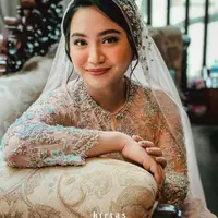 Kecantikan Rachel Amanda begitu terpancar saat melakukan prosesi pengajian jelang pernikahan.