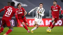 Pemain Juventus, Federico Chiesa, berusaha melewati pemain SPAL pada laga Coppa Italia di Stadion Allianz, Rabu (27/1/2021). Juventus menang dengan skor 4-0. (Fabio Ferrari/LaPresse via AP)