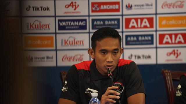 Pemain Timnas Indonesia U22, Rizky Ridho saat memberi keterangan kepada wartawan