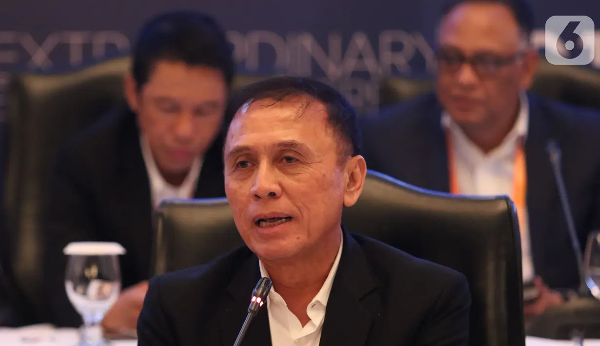 Ketua Umum PSSI terpilih Mochamad Iriawan menyampaikan konferensi pers usai Kongres Luar Biasa (KLB) PSSI di Jakarta, Sabtu (2/11/2019). Pria yang akrab disapa Iwan Bule itu terpilih menjadi ketua umum PSSI untuk periode 2019-2023 usai meraih 82 dari jumlah voters 85. (Liputan6.com/Herman Zakharia)