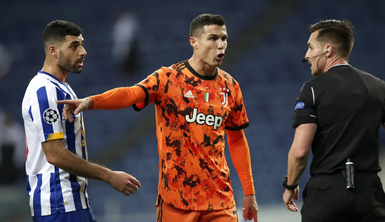 Pemain Juventus Cristiano Ronaldo (tengah) memberi isyarat kepada Wasit Carlos del Cerro Grande saat melawan FC Porto pada leg pertama babak 16 besar Liga Champions di Stadion Dragao, Porto, Portugal, Rabu (17/2/2021). FC Porto menang 2-1. (AP Photo/Luis Vieira)