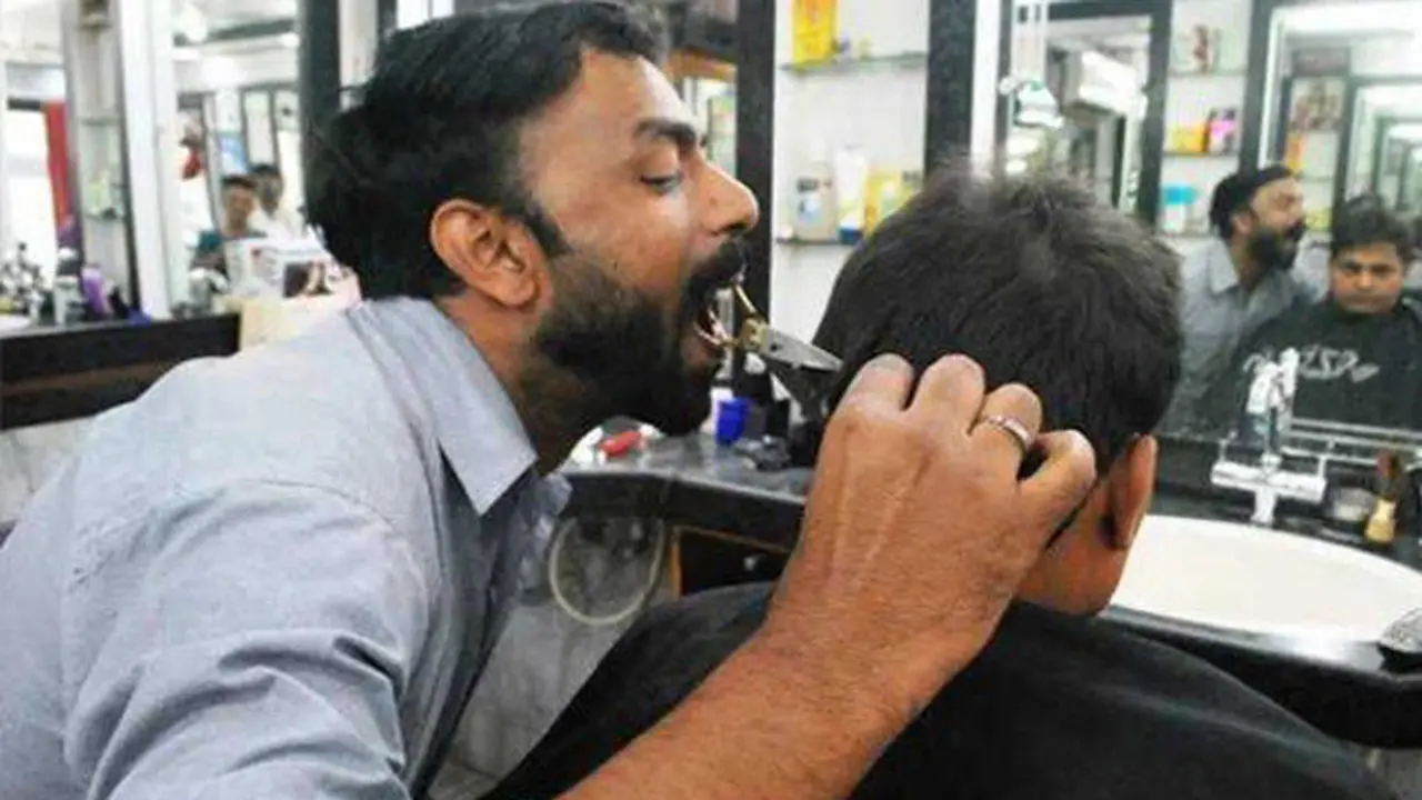 Meski Cukur Rambut dengan Gunting di Mulutnya, Lihat Hasilnya   