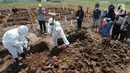 Petugas mengubur jenazah korban COVID-19 di TPU Rorotan, Cilincing, Jakarta Utara, Kamis (29/4/2021). TPU Rorotan yang menjadi satu-satunya tempat pemakaman jenazah pasien COVID-19 di DKI ini dalam dua minggu terakhir mengalami penurunan intensitas pemakaman. (merdeka.com/Arie Basuki)