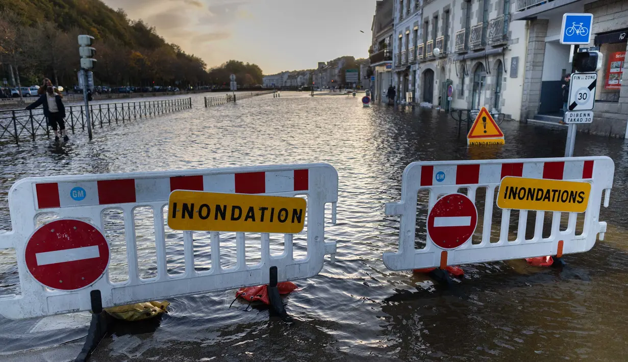 Kondisi salah satu jalanan yang tergenang air di Quimper, Prancis Barat. (Fred TANNEAU/AFP)