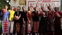 Komunitas Kebaya dari pebasket Timnas Bola Basket Putri Indonesia berpose sesaat sebelum melakukan peragaan busana kebaya di area Gedung Sarinah, Jakarta, Sabtu (13/8/2022). Sejumlah komunitas mengadakan peragaan busana kebaya untuk mendukung penetapan Hari Kebaya Nasional. (Liputan6.com/Helmi Fithriansyah)