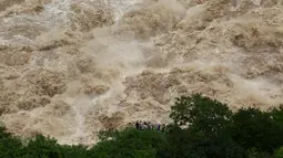 Pandangan dari atas tempat Tiger Leaping Gorge di Diqing, Provinsi Yunnan, China (15/7). Wisatawan disajikan pemandangan bagaimana dahsyatnya arus sungai Jinsha. (REUTERS / Stringer)