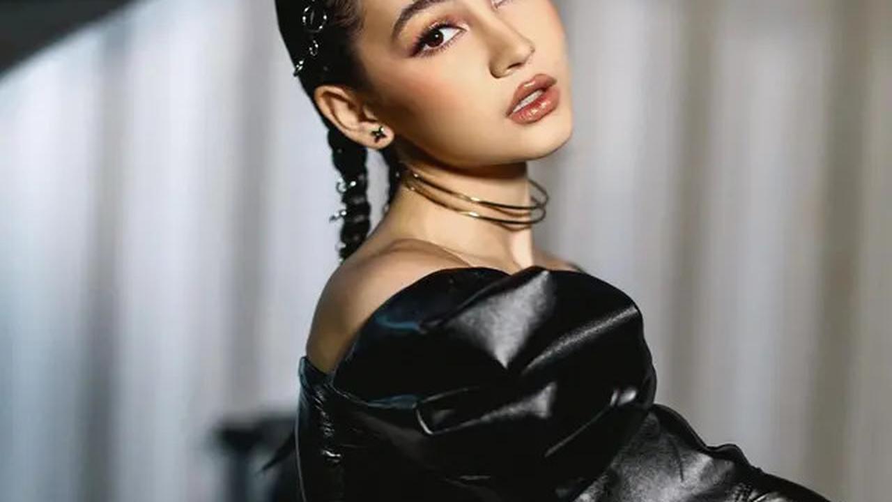 Wajah cantik ala perempuan latina Sandrina Michelle semakin terlihat dengan bibir yang tampak lebih penuh, diperkuat dengan garis bulu mata yang tajam dan eyeshadow shimmer.<br>